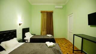 Отели типа «постель и завтрак» Hotel Veranda Кутаиси Трехместный номер, вид на сад-4