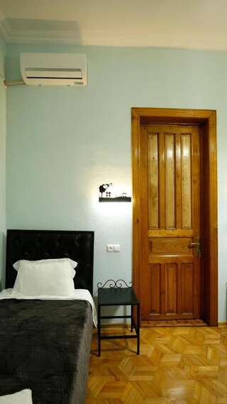 Отели типа «постель и завтрак» Hotel Veranda Кутаиси Трехместный номер с видом на город-6